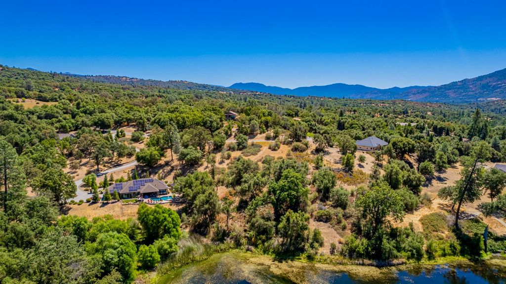 Image 8 of property listing at 16 Lulniu Lane, Ahwahnee, CA 93601