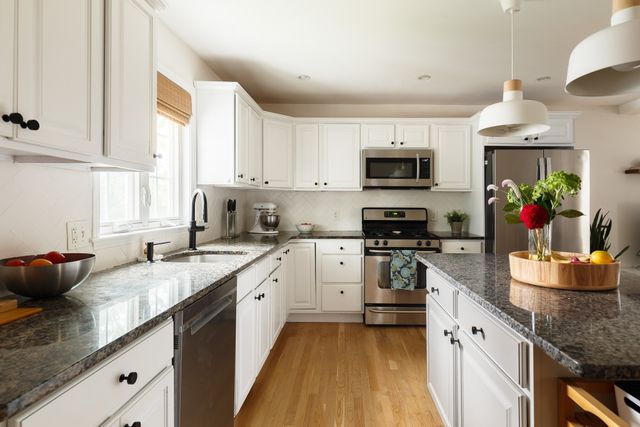 15 Parkers Ln 1, Waltham, MA 02453