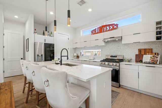 145 N Henderson Avenue 102, Dallas, TX 75214