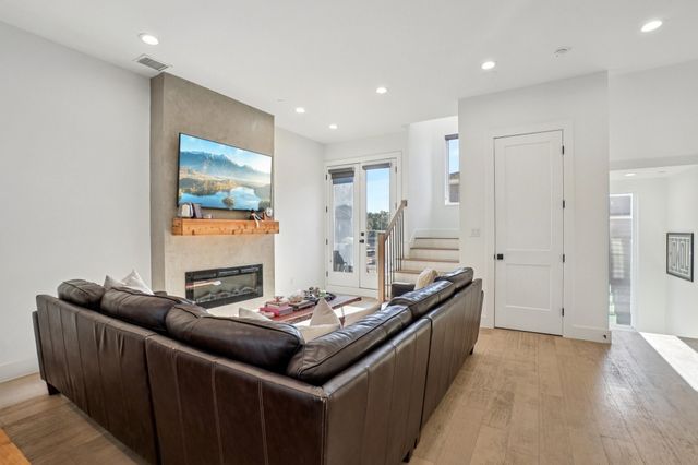 145 N Henderson Avenue 102, Dallas, TX 75214