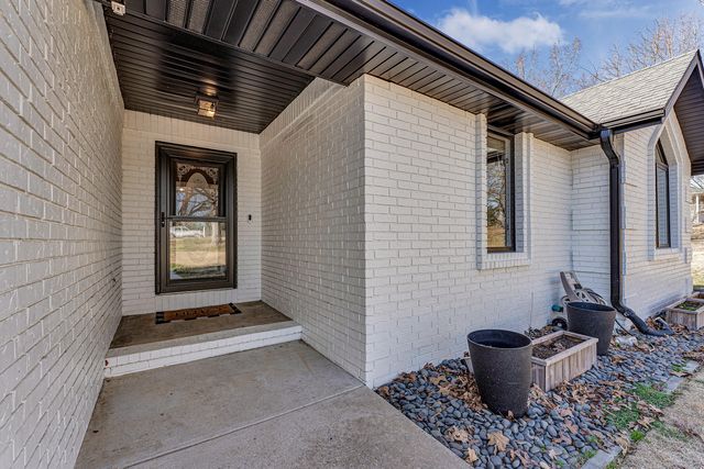 1963 S Oakview Lane, Nixa, MO 65714