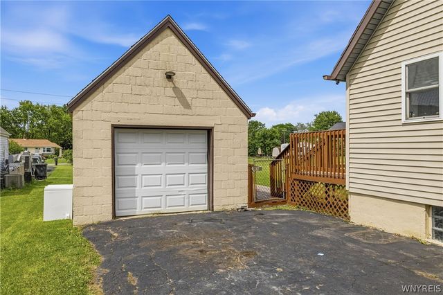 995 Saunders Sett Road, Lewiston, NY 14305