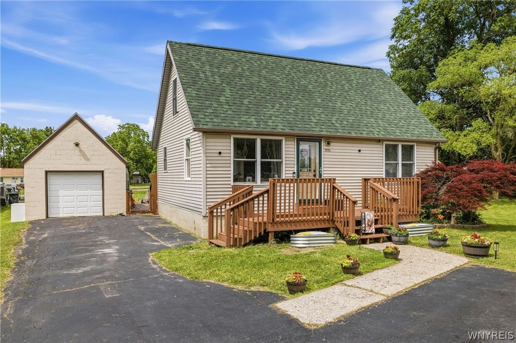 995 Saunders Sett Road, Lewiston, NY 14305