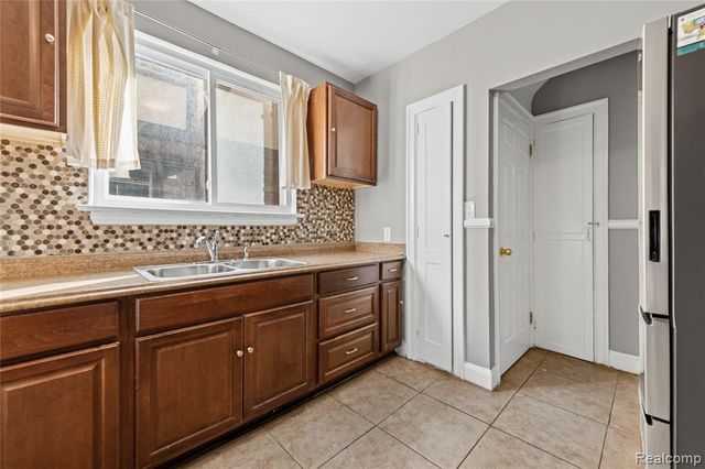 18940 San Juan Drive, Detroit, MI 48221