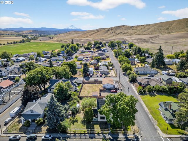 381 N MAIN St, Dufur, OR 97021