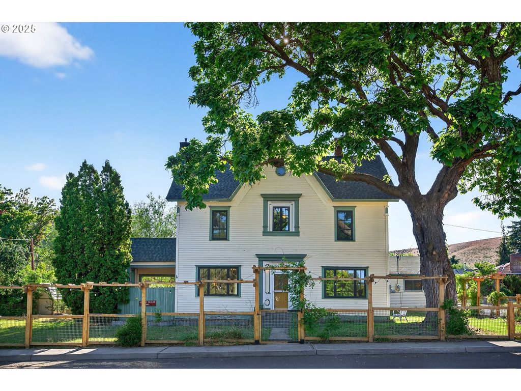 381 N MAIN St, Dufur, OR 97021