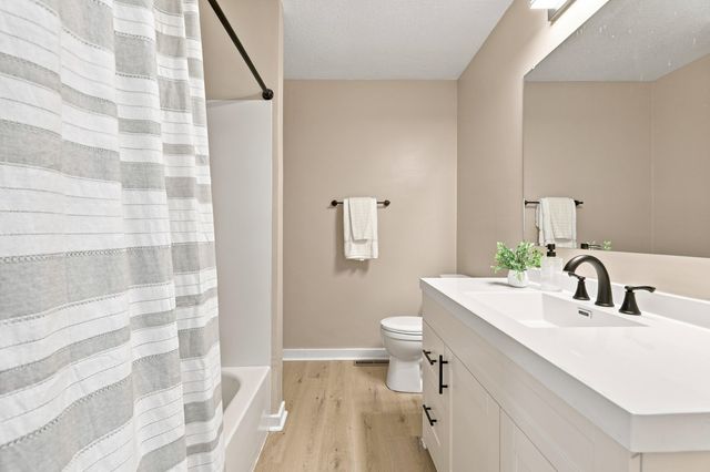 350 SKYLINE Drive, Council Bluffs, IA 51503