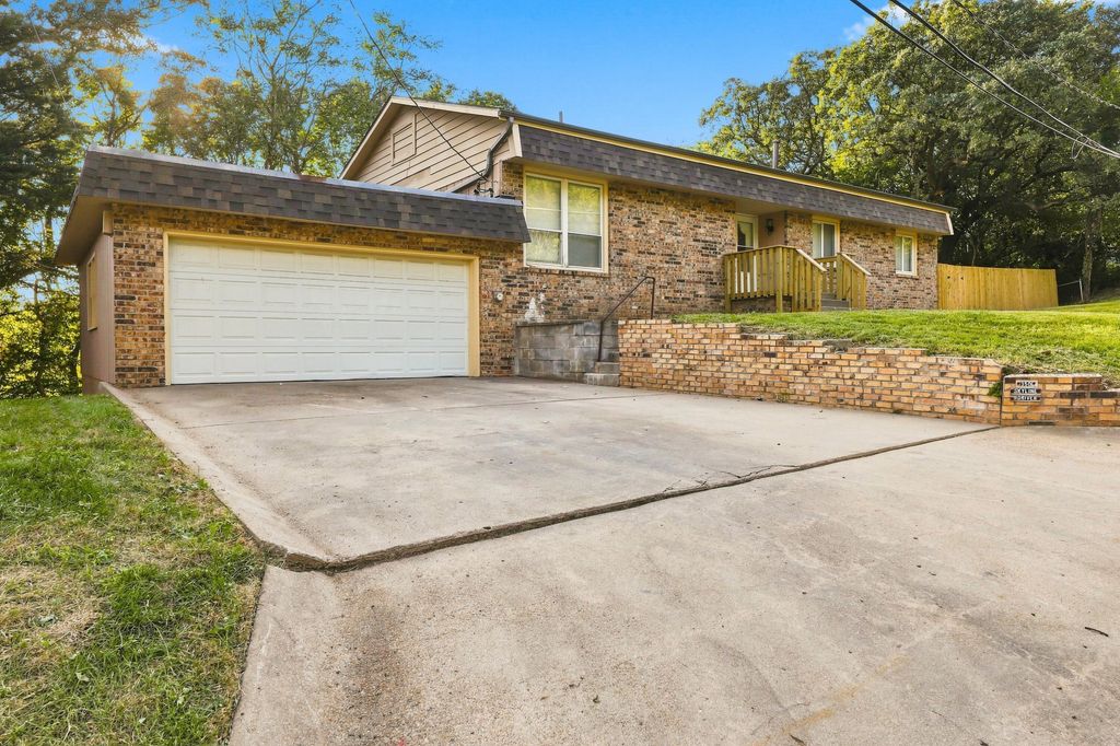 350 SKYLINE Drive, Council Bluffs, IA 51503
