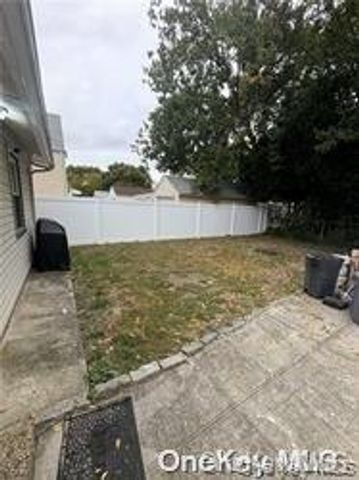 17 Wingate Rd, Valley Stream, NY 11581