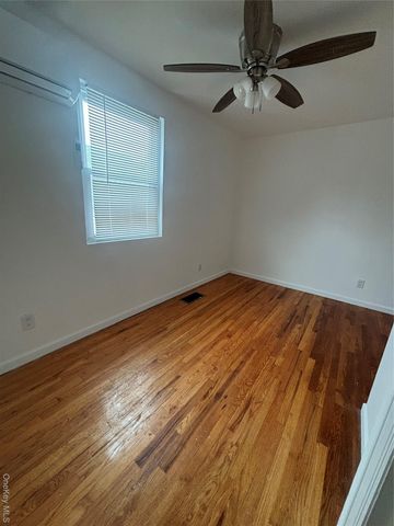 17 Wingate Rd, Valley Stream, NY 11581