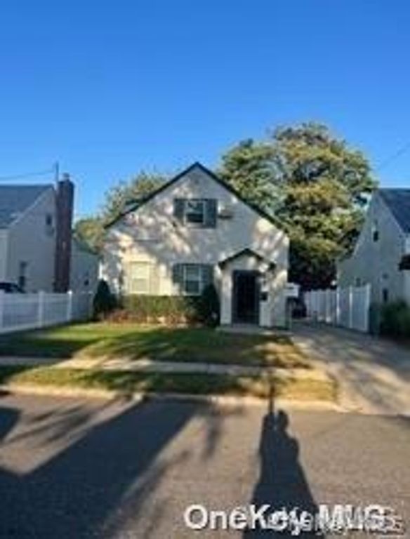 17 Wingate Rd, Valley Stream, NY 11581