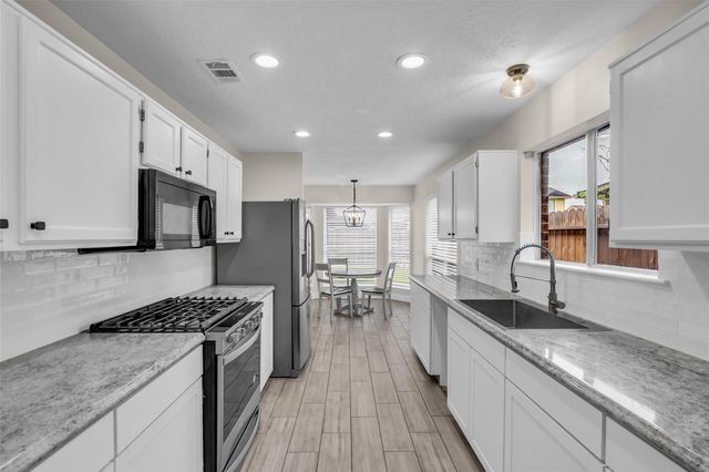 3816 Cottonwood Drive, La Porte, TX 77571