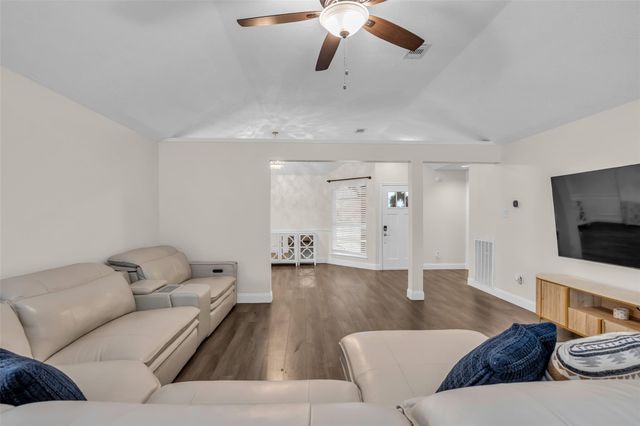 3816 Cottonwood Drive, La Porte, TX 77571