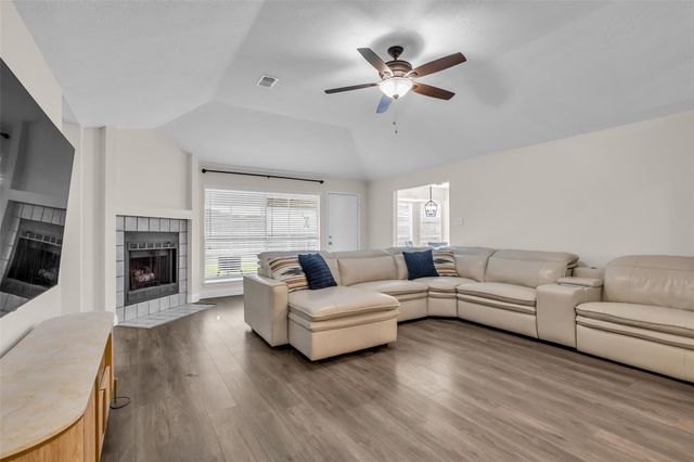 3816 Cottonwood Drive, La Porte, TX 77571