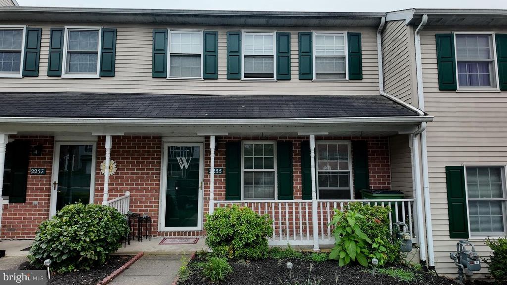 2255 N POINT DR, York, PA 17406