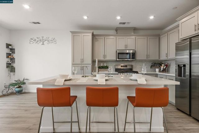 28 Springbrook Ln, Pittsburg, CA 94565