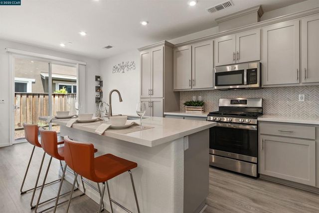 28 Springbrook Ln, Pittsburg, CA 94565