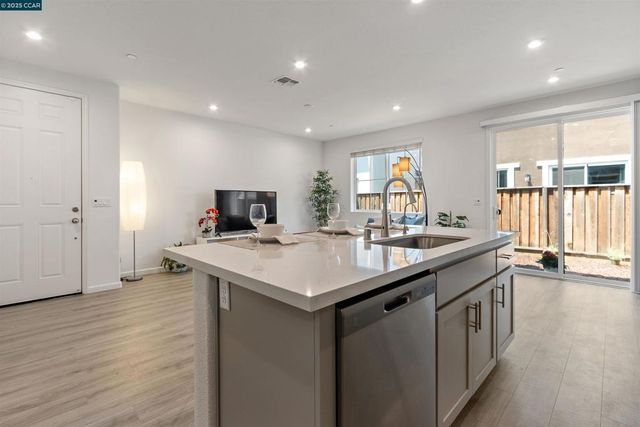 28 Springbrook Ln, Pittsburg, CA 94565