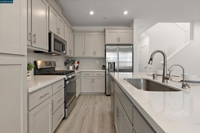 28 Springbrook Ln, Pittsburg, CA 94565