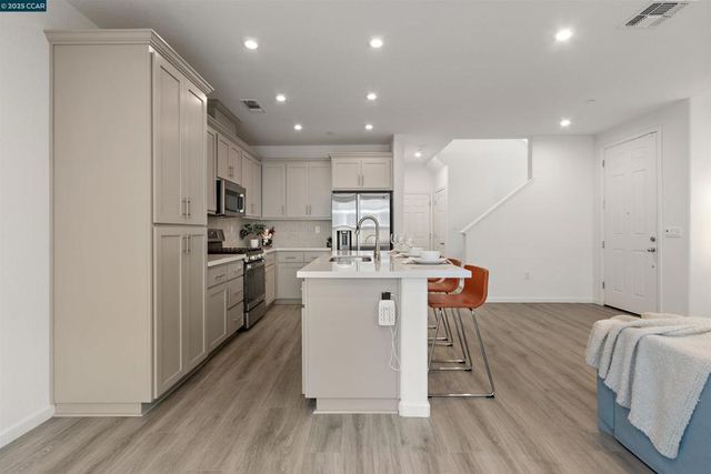 28 Springbrook Ln, Pittsburg, CA 94565