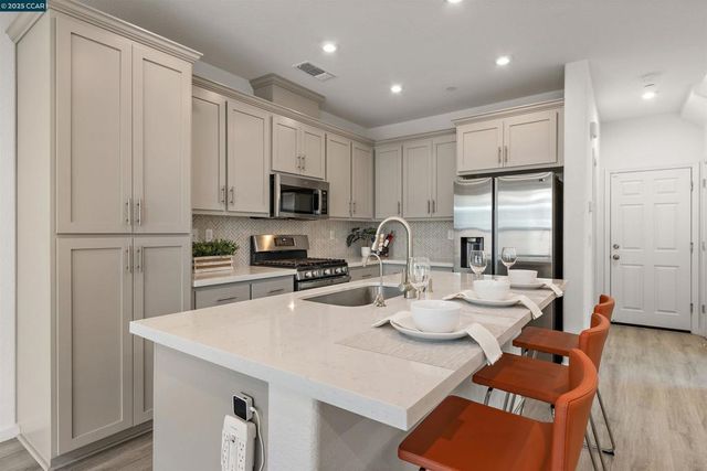 28 Springbrook Ln, Pittsburg, CA 94565