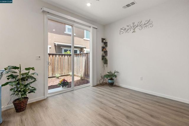 28 Springbrook Ln, Pittsburg, CA 94565