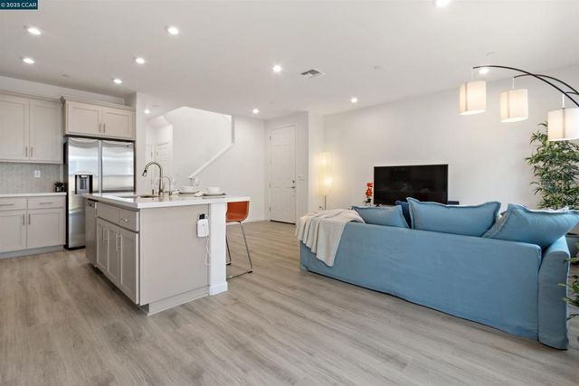 28 Springbrook Ln, Pittsburg, CA 94565