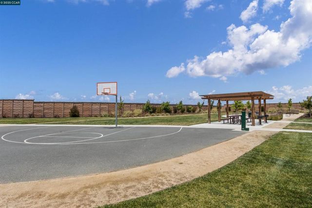 28 Springbrook Ln, Pittsburg, CA 94565