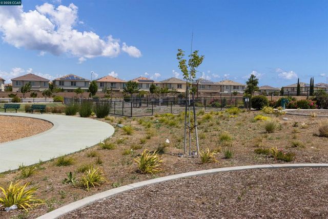 28 Springbrook Ln, Pittsburg, CA 94565