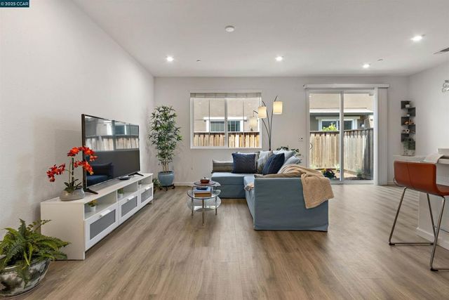 28 Springbrook Ln, Pittsburg, CA 94565