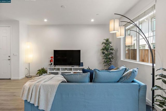 28 Springbrook Ln, Pittsburg, CA 94565