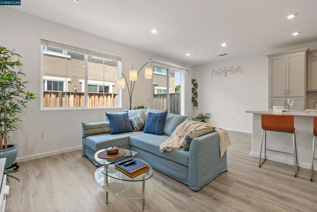 28 Springbrook Ln, Pittsburg, CA 94565