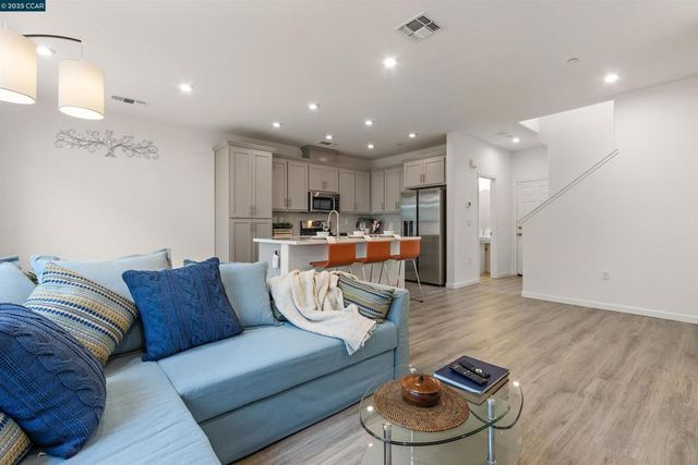 28 Springbrook Ln, Pittsburg, CA 94565