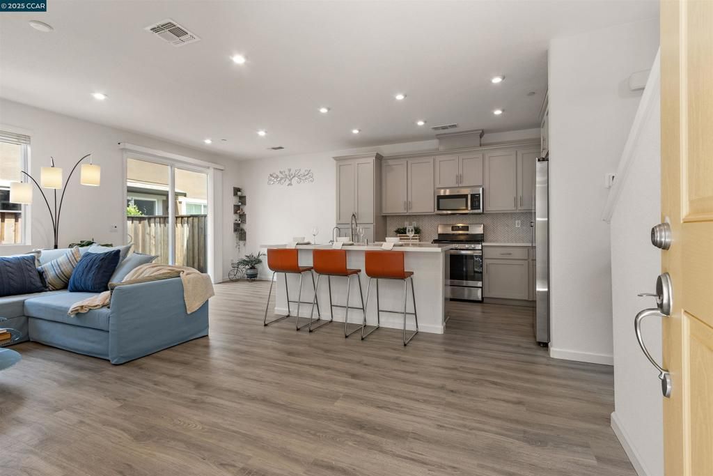 28 Springbrook Ln, Pittsburg, CA 94565