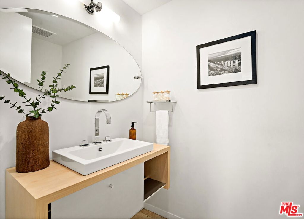 Image 21 of property listing at 10551 Wilshire Boulevard 503, Los Angeles, CA 90024