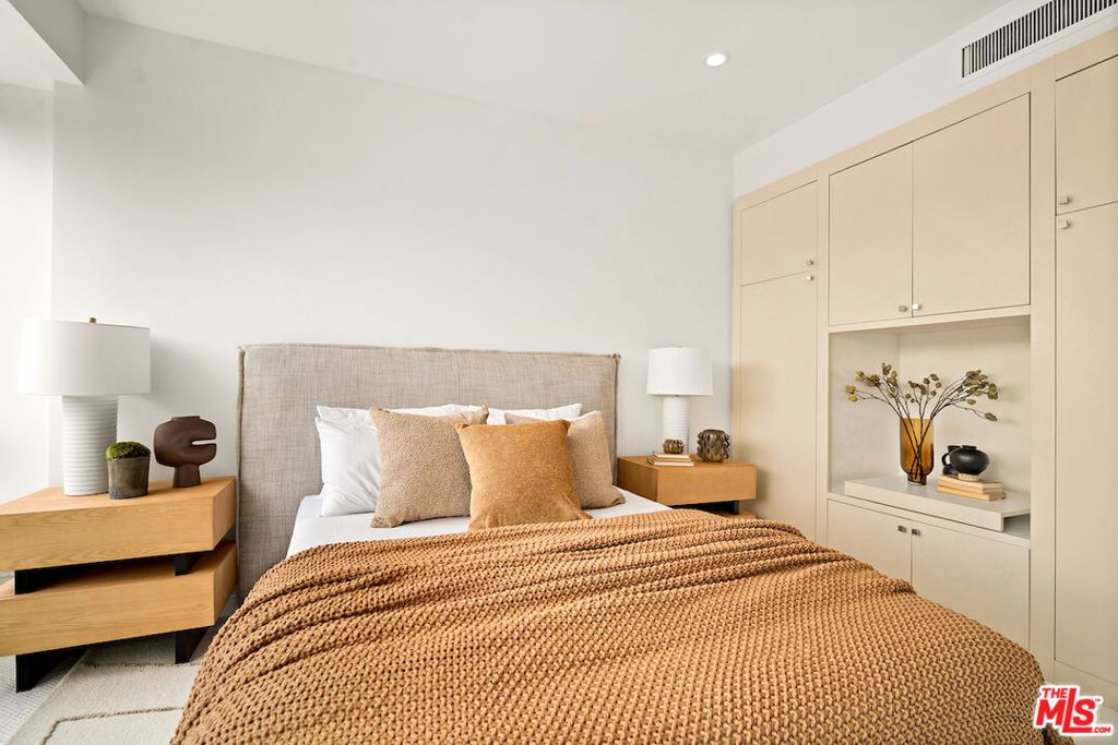 Image 23 of property listing at 10551 Wilshire Boulevard 503, Los Angeles, CA 90024