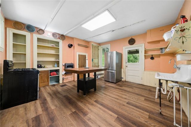 911 Whitten Hollow Rd, Upper Burrell, PA 15068