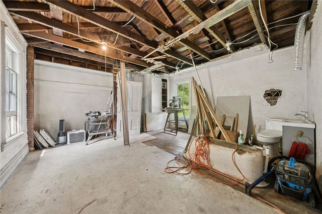 911 Whitten Hollow Rd, Upper Burrell, PA 15068
