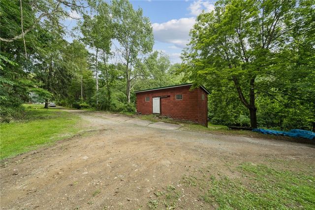 911 Whitten Hollow Rd, Upper Burrell, PA 15068