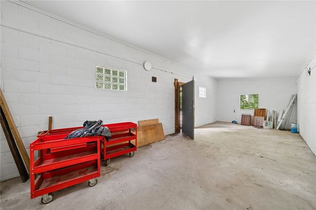 911 Whitten Hollow Rd, Upper Burrell, PA 15068