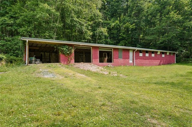 911 Whitten Hollow Rd, Upper Burrell, PA 15068