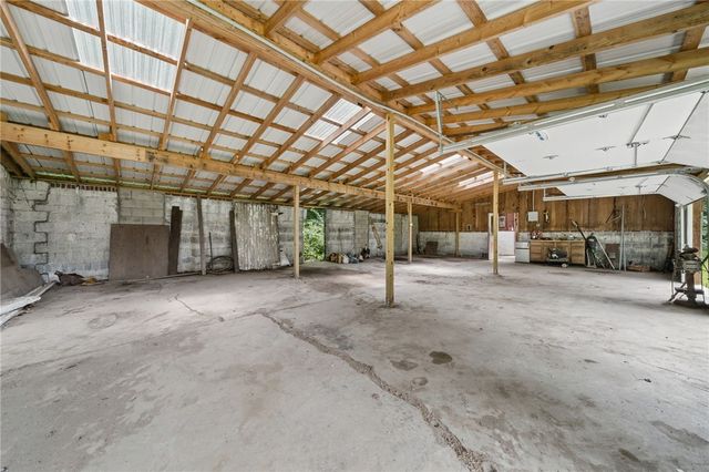 911 Whitten Hollow Rd, Upper Burrell, PA 15068