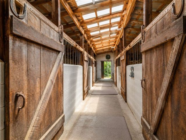 911 Whitten Hollow Rd, Upper Burrell, PA 15068
