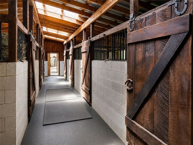 911 Whitten Hollow Rd, Upper Burrell, PA 15068