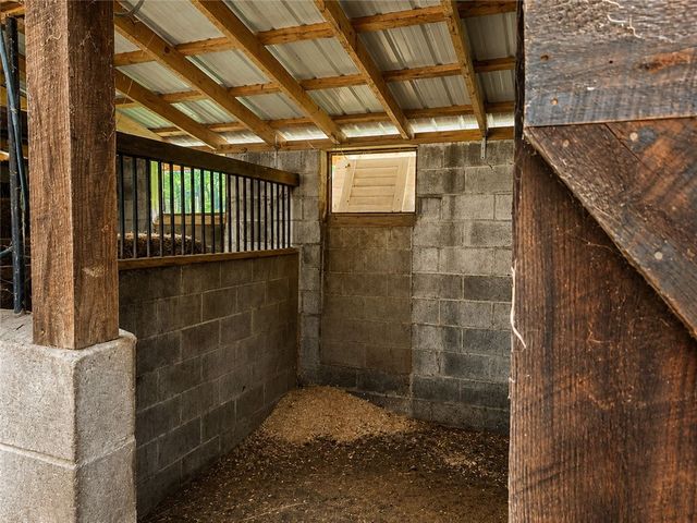 911 Whitten Hollow Rd, Upper Burrell, PA 15068