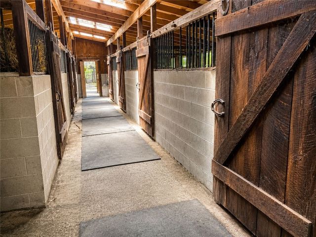 911 Whitten Hollow Rd, Upper Burrell, PA 15068