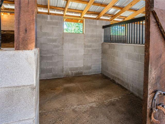 911 Whitten Hollow Rd, Upper Burrell, PA 15068