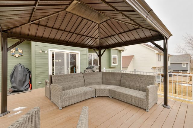 5031 Oak Creek Drive, Norwalk, IA 50211