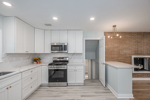 7930 N Kenneth Avenue, Skokie, IL 60076