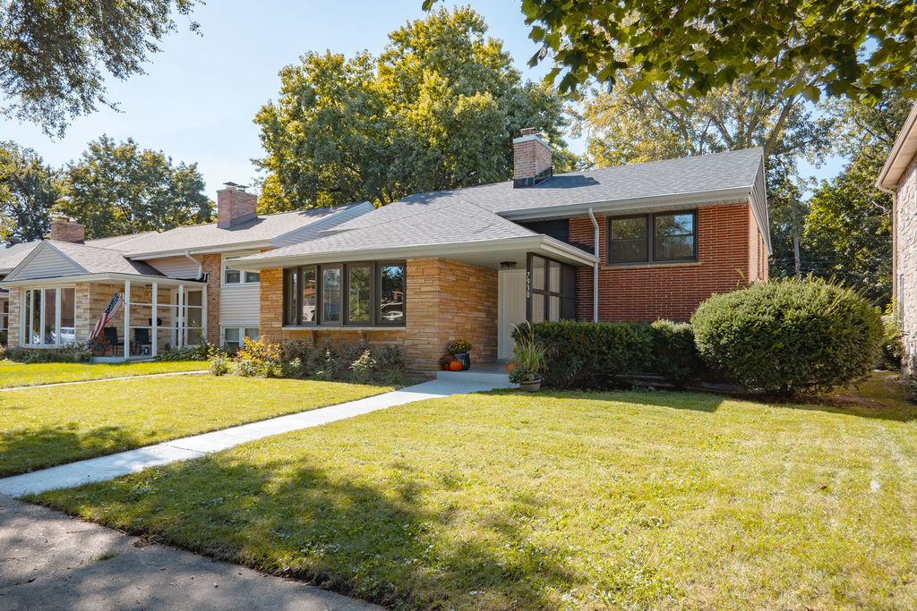 7930 N Kenneth Avenue, Skokie, IL 60076 — photo 2